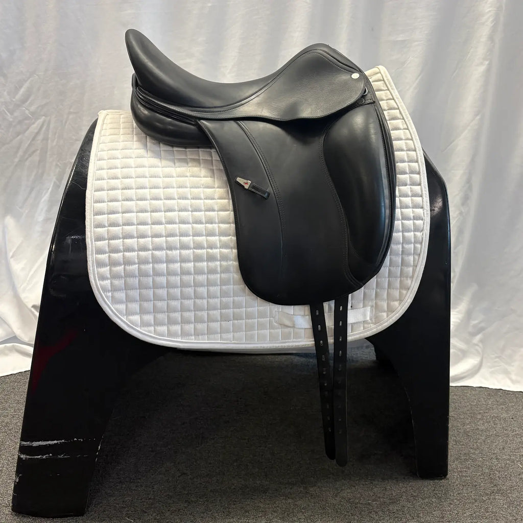 Used Equipe Oracle 17" Monoflap Dressage Saddle