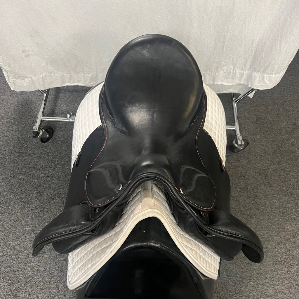 Used Stubben Aramis II 18"/27cm Dressage Saddle