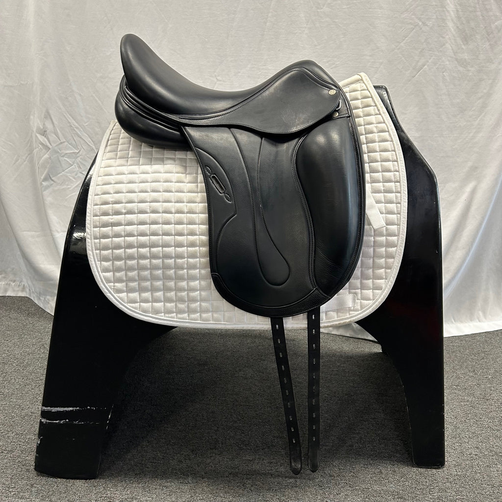 Used Equipe Oracle 17.5" Monoflap Dressage Saddle
