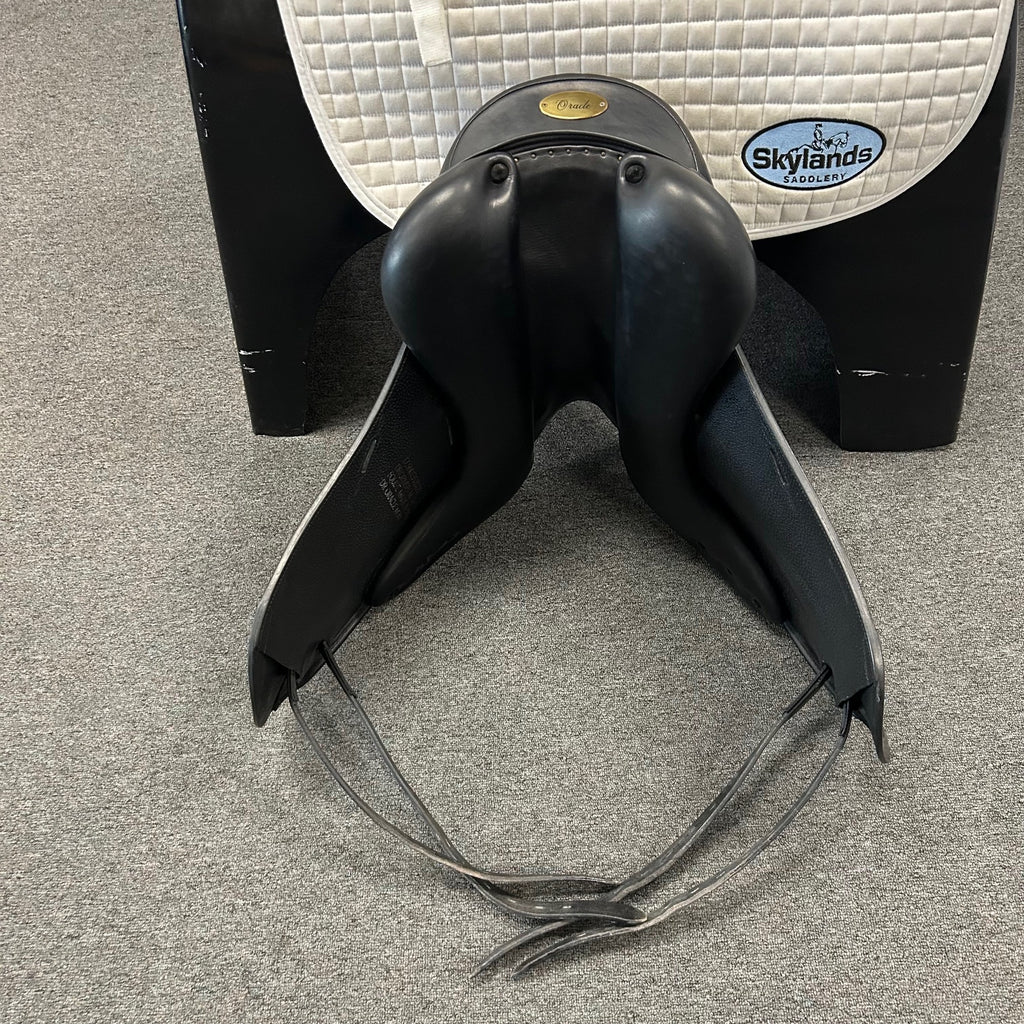 Used Equipe Oracle 17.5" Monoflap Dressage Saddle
