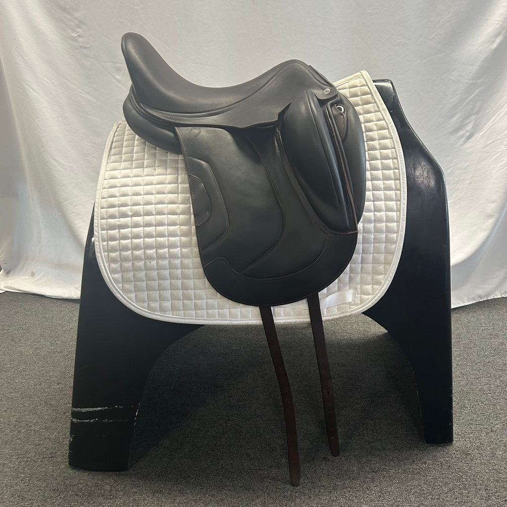 Used Antares Tempo 17" Monoflap Dressage Saddle