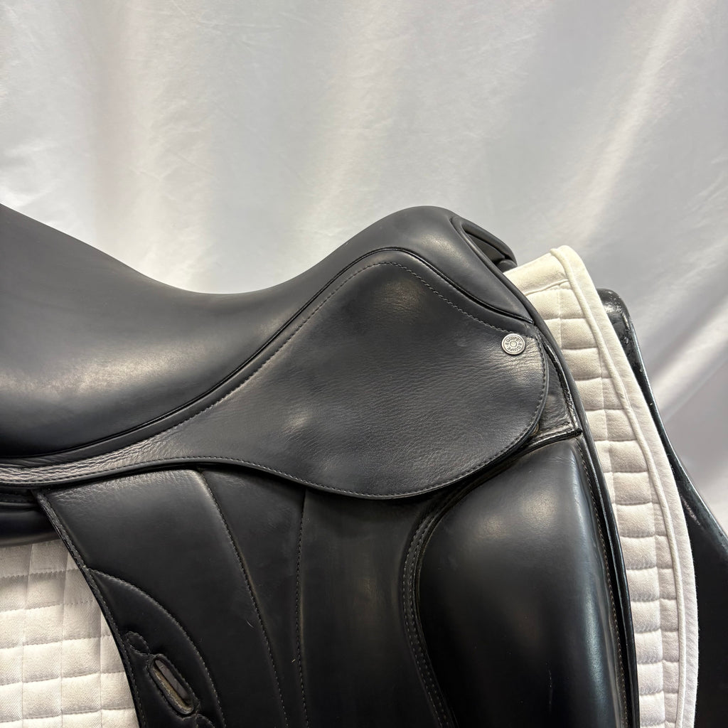 Used Equipe Oracle 17.5" Monoflap Dressage Saddle