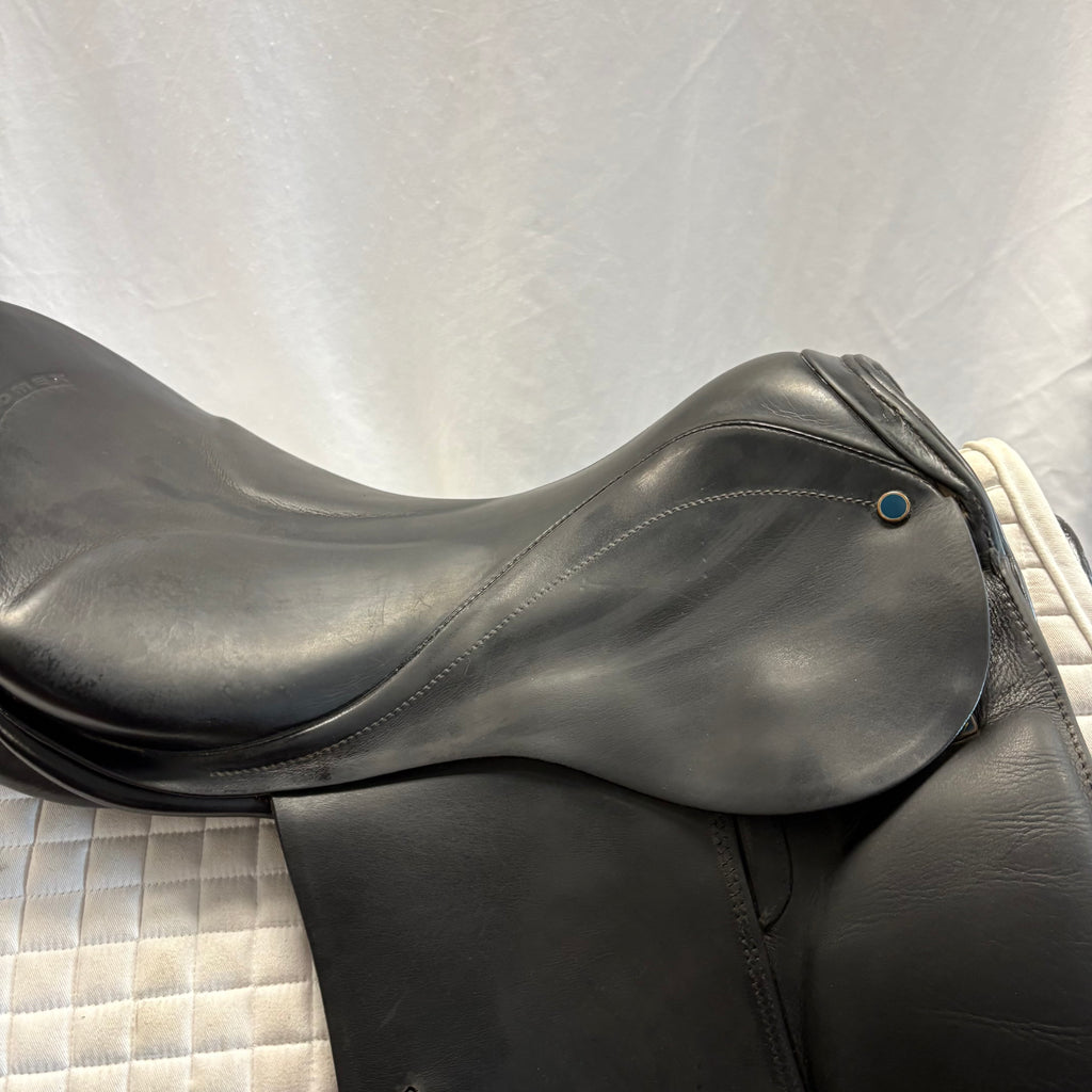 Used Stubben Genesis Special 18"/31cm Dressage Saddle