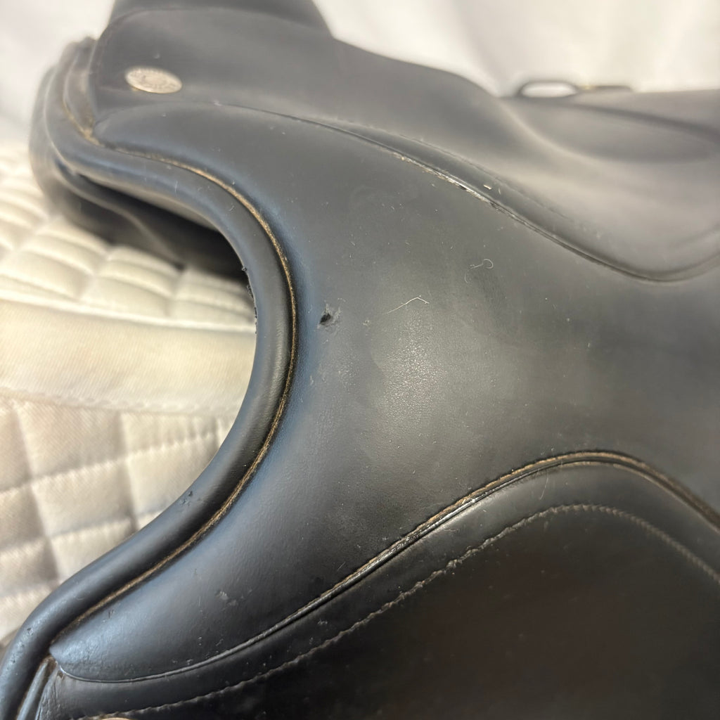 Used Equipe Oracle 17" Monoflap Dressage Saddle