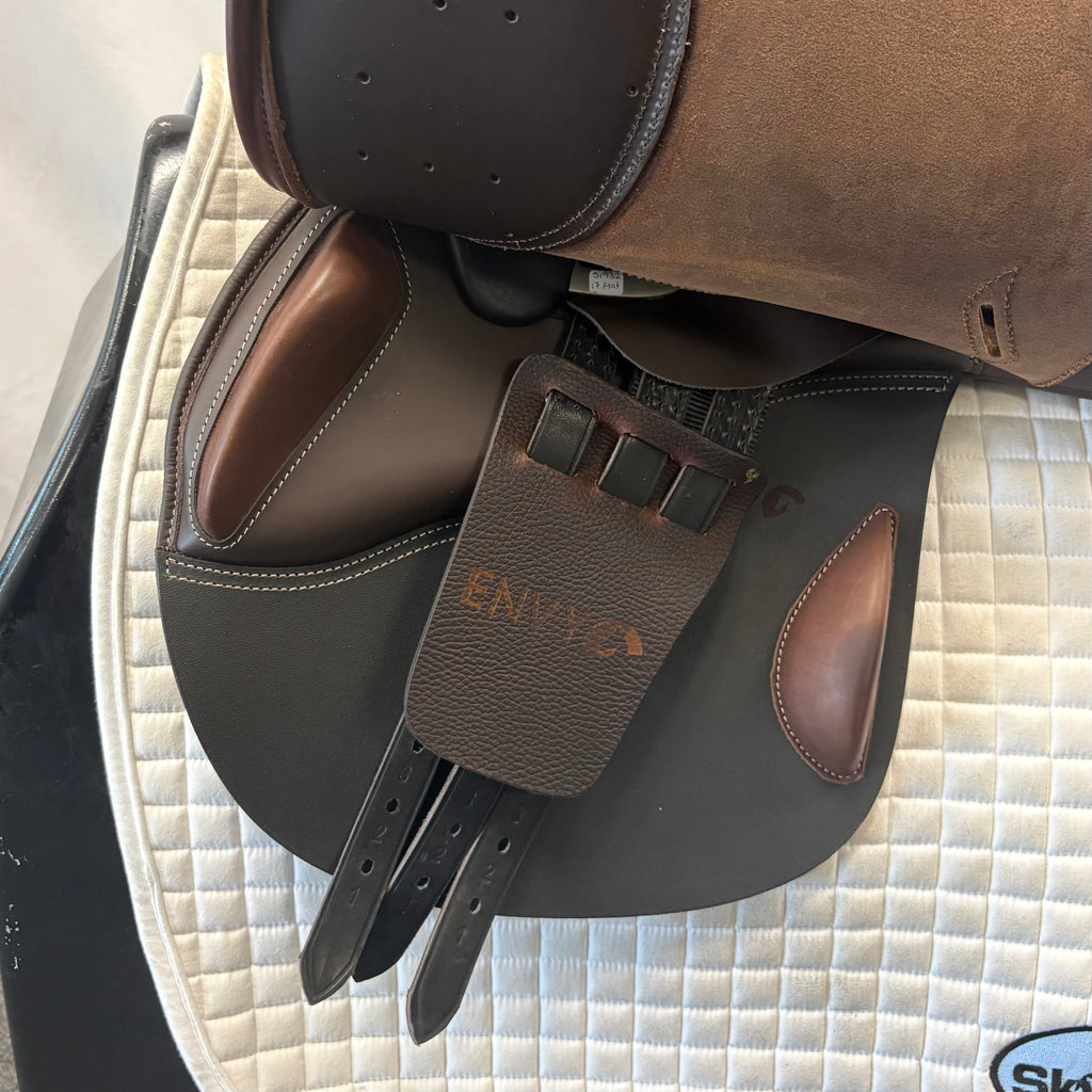 Demo Envy Pulse 17" Jump Saddle