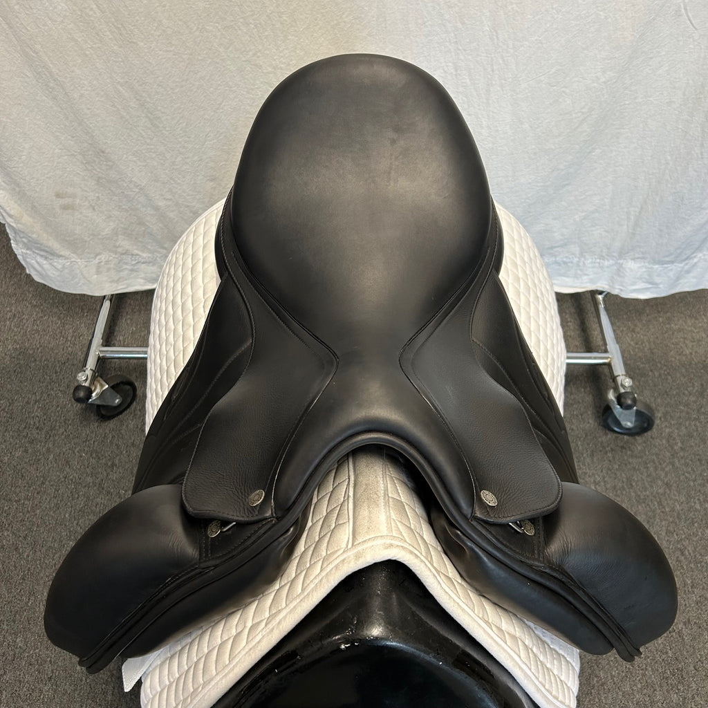 Used Equipe Oracle 17.5" Monoflap Dressage Saddle