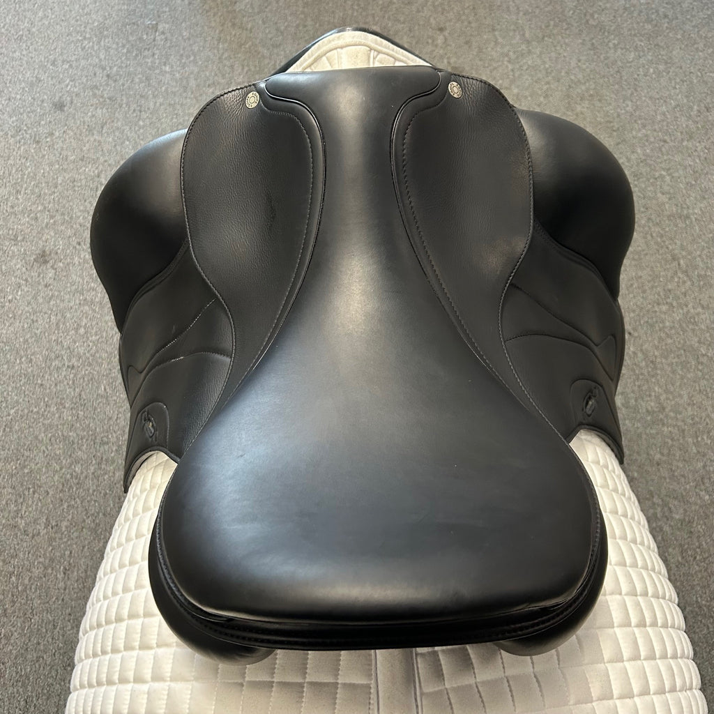 Used Equipe Oracle 17.5" Monoflap Dressage Saddle