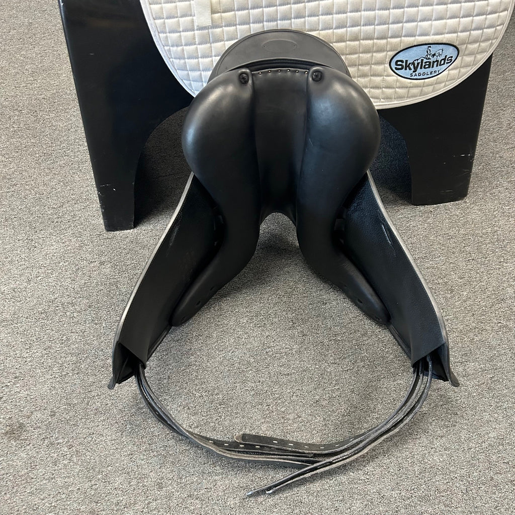 Used Equipe Oracle 17.5" Monoflap Dressage Saddle
