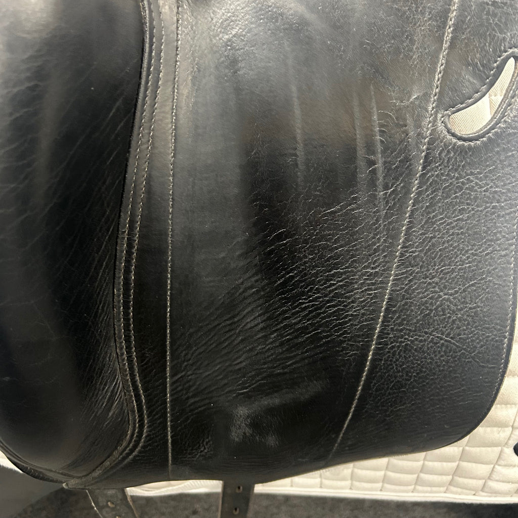 Used Equipe Emporio 18" Monoflap Dressage Saddle