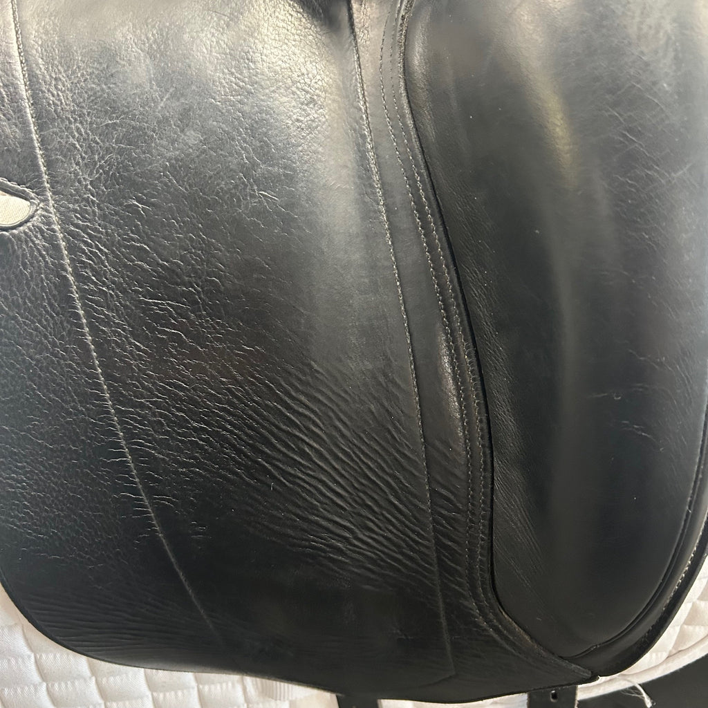 Used Equipe Emporio 18" Monoflap Dressage Saddle