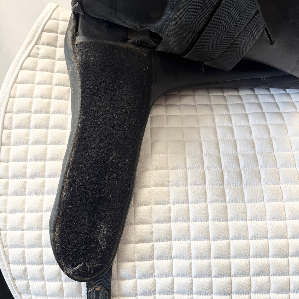 Used Hennig Sofa 17.75"-18" Dressage Saddle
