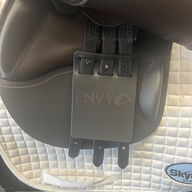 Demo Envy Pulse 18" Jump Saddle