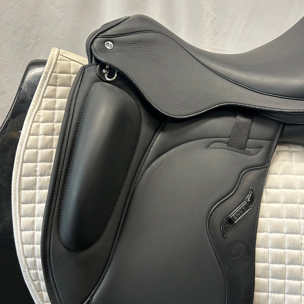 Demo Envy Motion 17.5" Dressage Saddle
