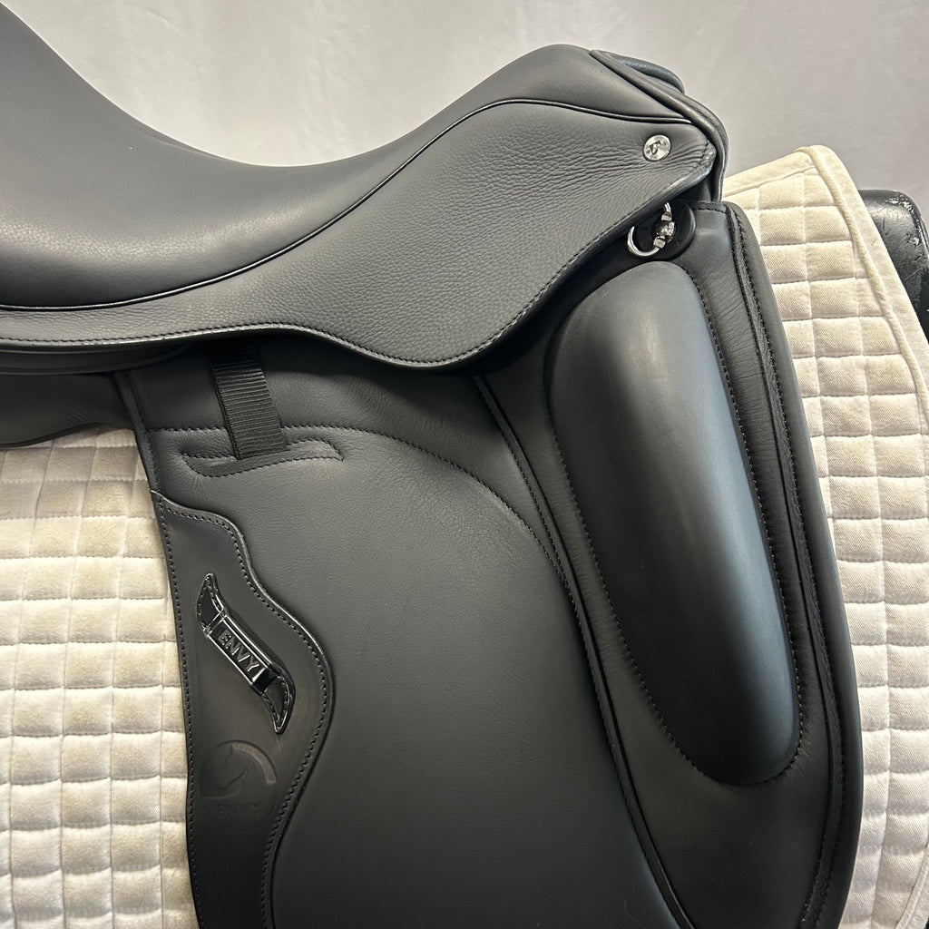Demo Envy Motion 17.5" Dressage Saddle