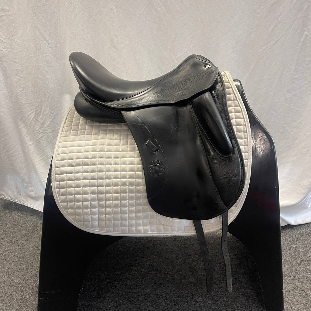 Used Hennig Sofa 17.75"-18" Dressage Saddle
