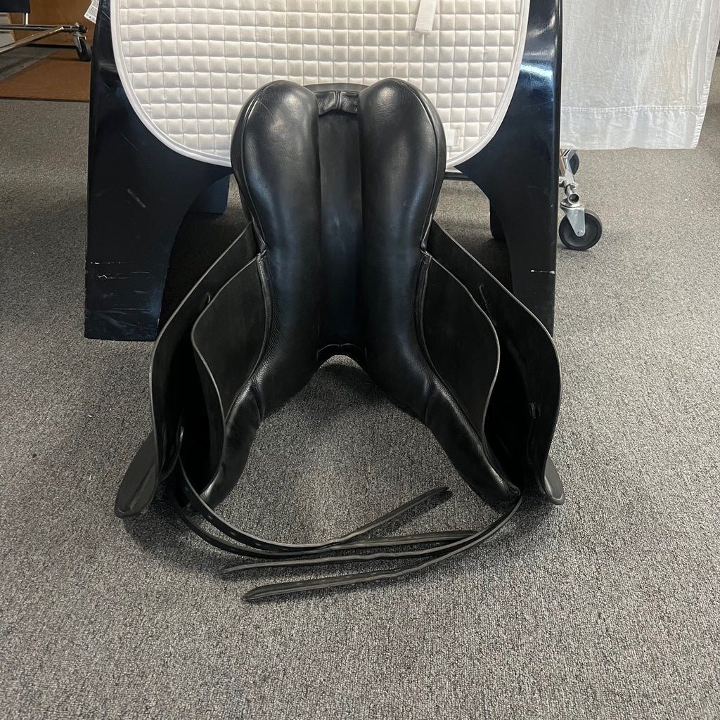 HOLD: Used County Competitor 18" Dressage Saddle