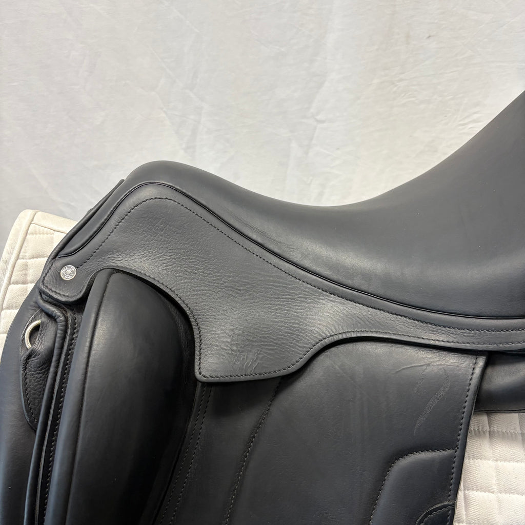 Used Antares Tempo 18" Monoflap Dressage Saddle