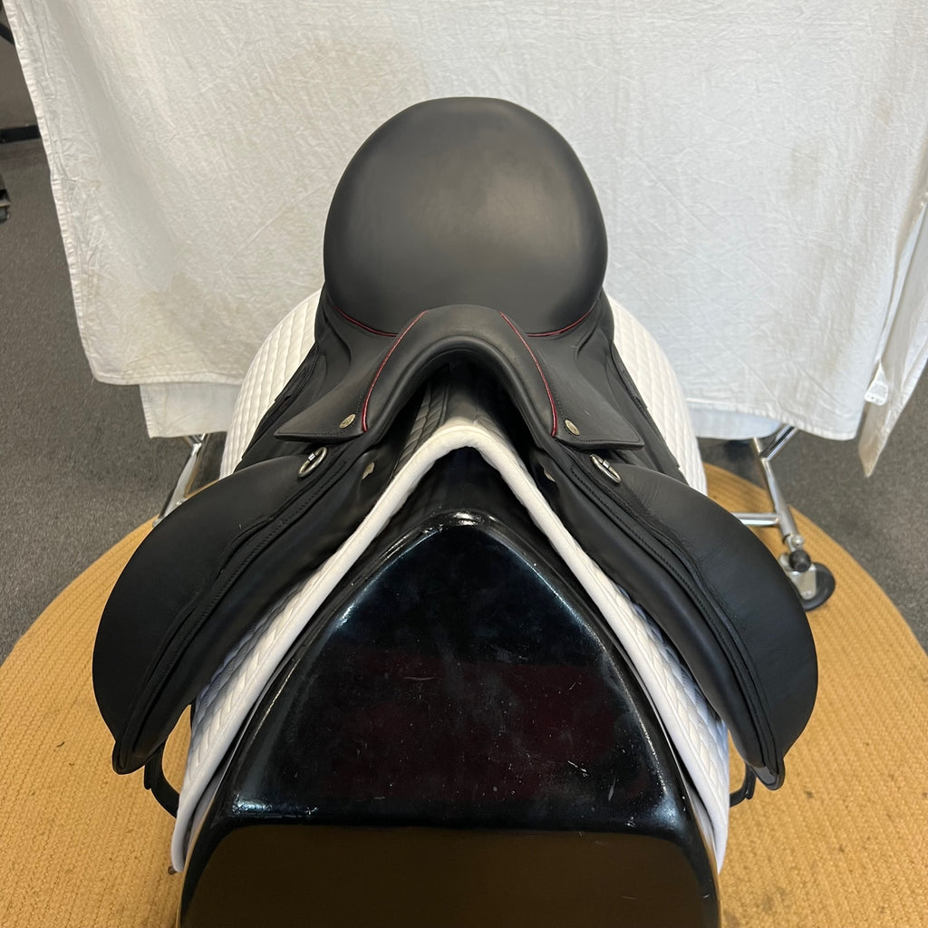 Used Devoucoux Loreak Monoflap 18" Dressage Saddle