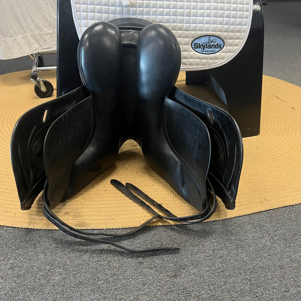 Used Frank Baines Aires De Haute 18" Dressage Saddle